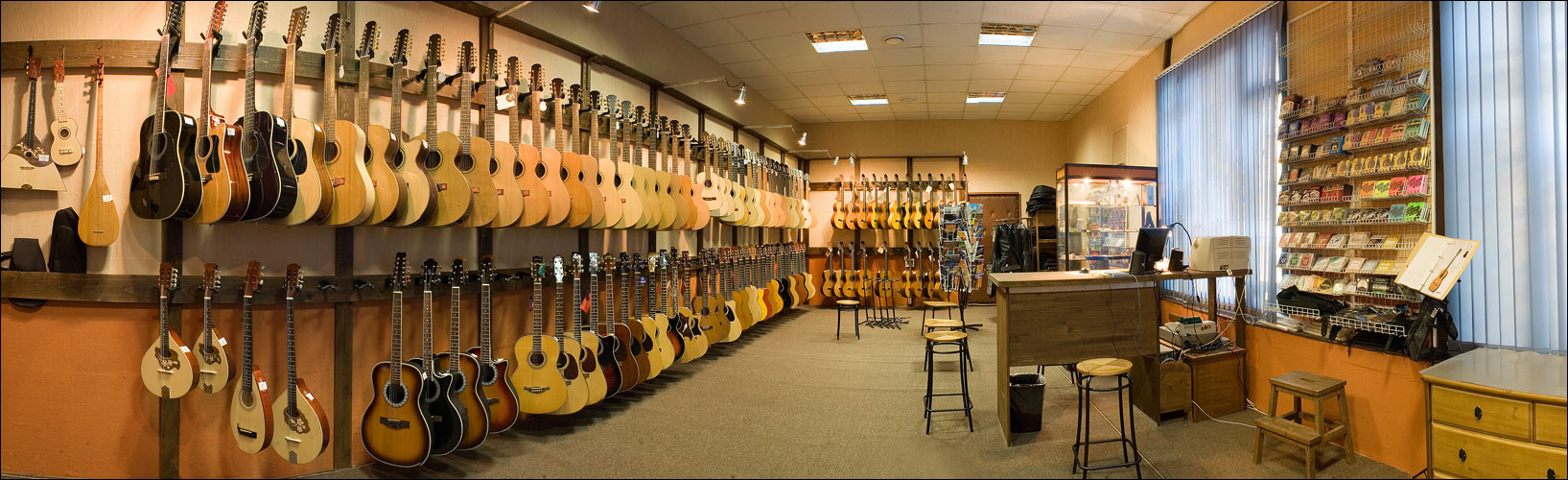Музыкальный инструмент казань. Музыкальный магазин. Магазин музыкальных инструментов. Гитарный магазин. Гитары музыкальные магазины.